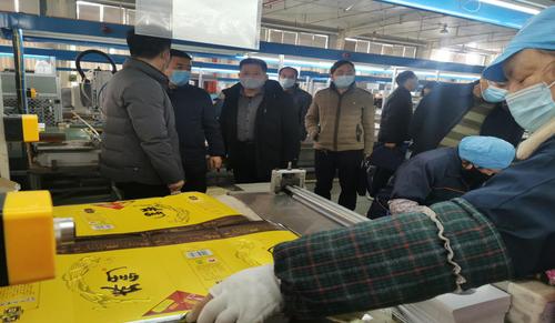 "凤翔县人社局张居海局长陪同市人社局白洁副局长在陕西裕凤包装科技